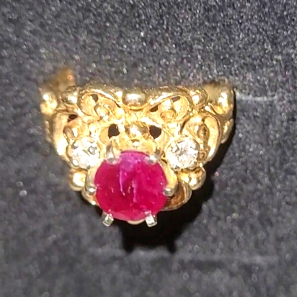 VTG 14k Solid Gold Ring with 2 carat Center GENUINE RUBY and 2 DIAMOND  8:47g - Picture 3 of 13